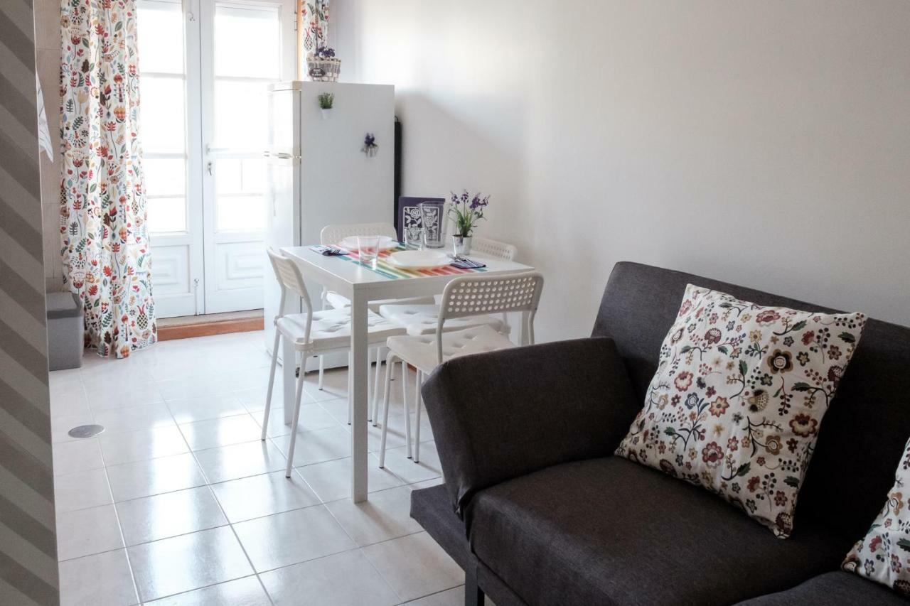 Apartment With Balcony In The Square Porto Buitenkant foto